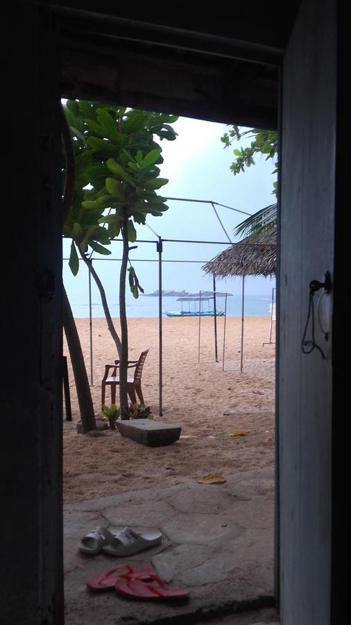 Sea Song Bed & Breakfast Unawatuna Bagian luar foto